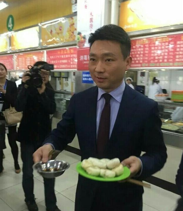 主持人康辉现身大学 食堂吃小笼包