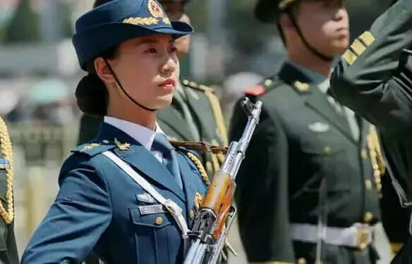 仪仗女兵中队长是潍坊的漂亮姑娘参加此次阅兵的三军仪仗队女仪仗队员