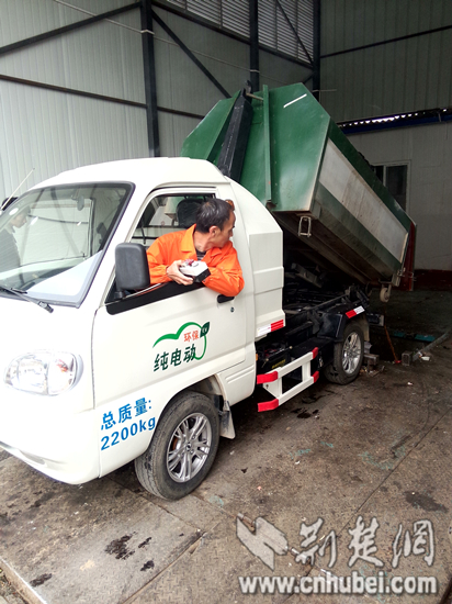 纯电动垃圾车亮相武汉街头 一次性装500公斤垃圾