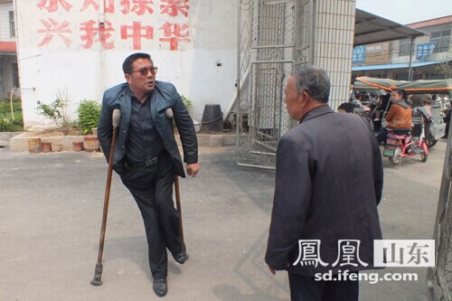 他是一个不幸的人,从小患小儿麻痹症,双拐伴着他成长
