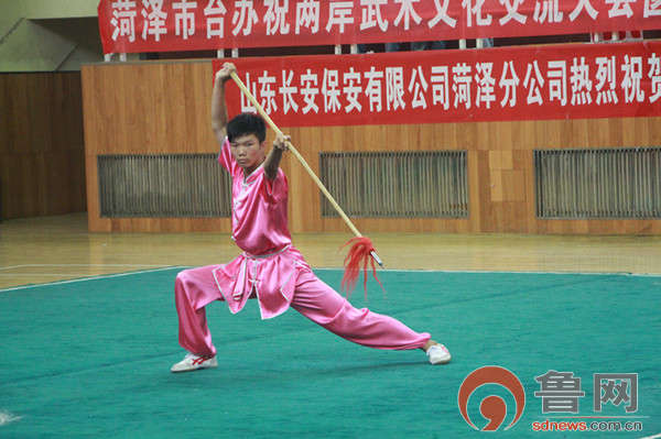 一运动员正在进行枪术表演