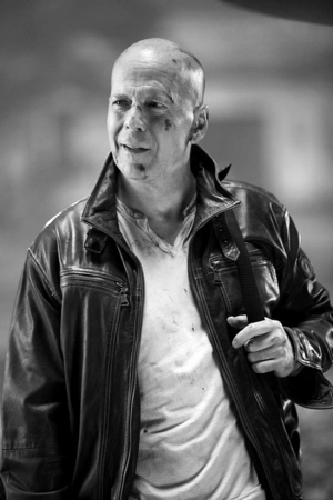 《虎胆龙威5》本月登场 布鲁斯-威利斯搏命跳直升机_娱乐频道_凤凰网