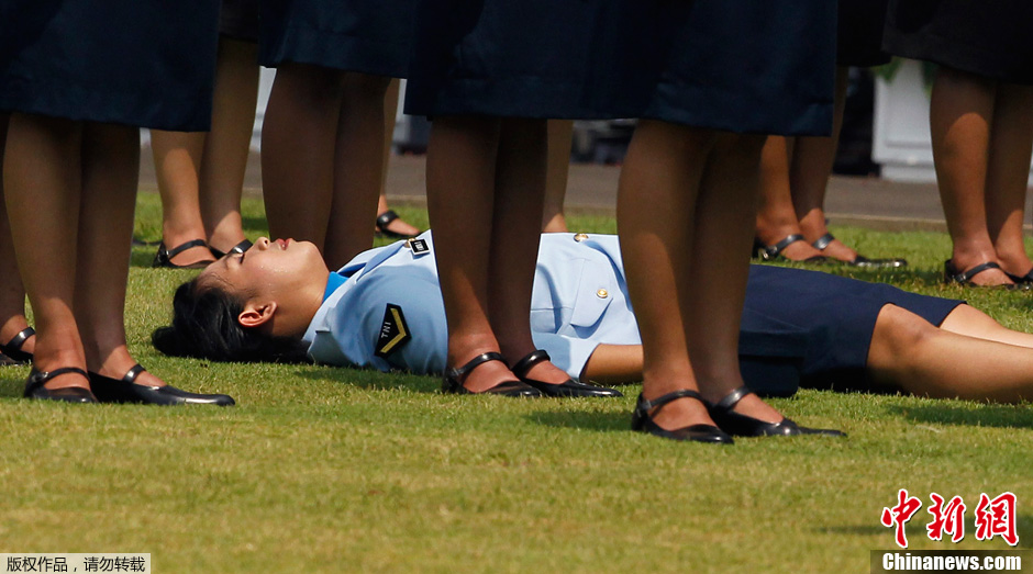 印尼庆祝独立日 一女兵在阅兵式上晕倒