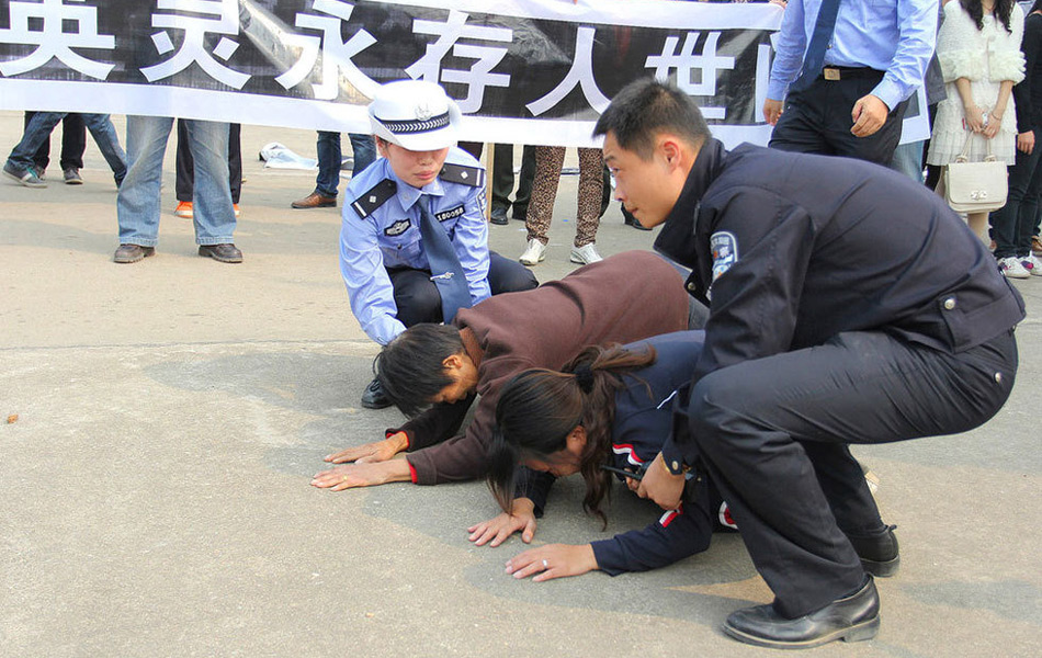 湖南:执法遭碾死交警李晓峰追悼会举行