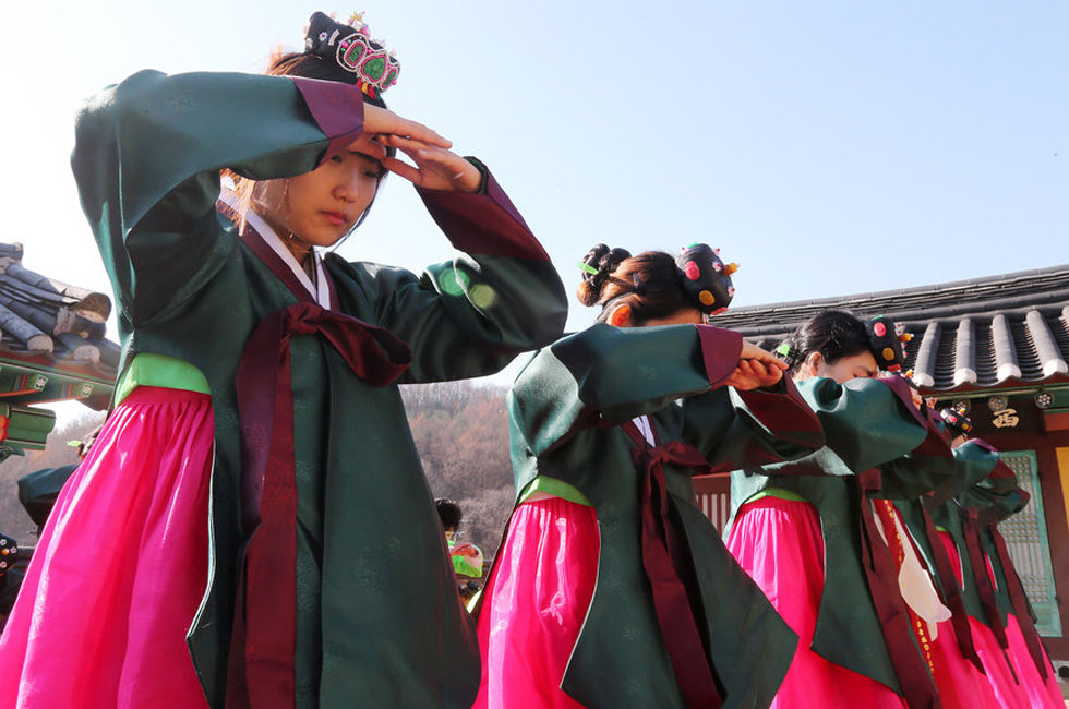 韩国高中女生传统韩服参加成人礼