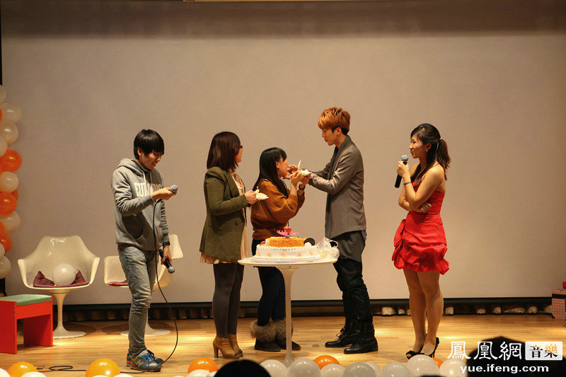 李在元生日会搞怪惹人爱 笑称绝不娶粉丝做老婆