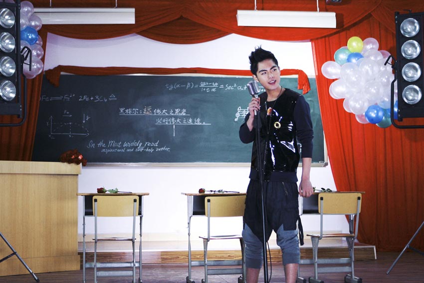 孙子涵《那些学校没有教过的事儿》mv 被指"很黄很暴力"