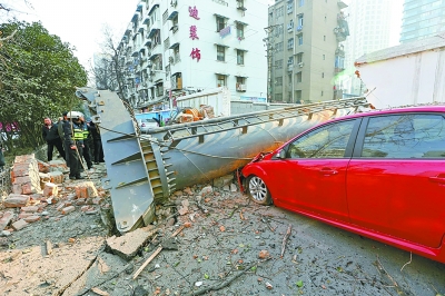 武汉一打桩机突然倒地吓瘫太婆 砸垮围墙砸瘪两轿车