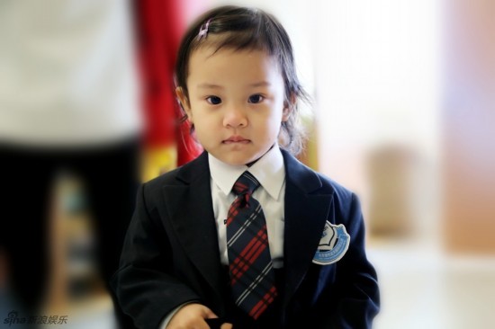 《爸爸回来了2》携甜馨回归 萌萌哒校服秀乖巧可爱