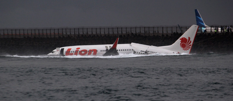 印尼飞机坠海图片