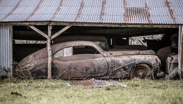 法惊现经典豪车坟墓 拍卖价值或超亿(图)