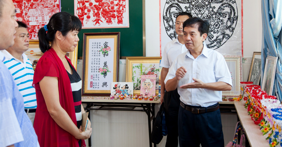 文昌市委书记裴成敏慰问离退休教育工作者和一线教师