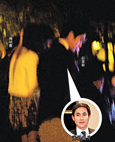 傅明宪和庄家彬在婚宴中最初显得避忌,但其后都放下警戒尽情畅饮