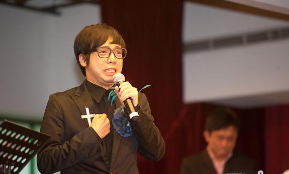 小炳逛街手机遭偷窃 痛失哥哥大炳生前照