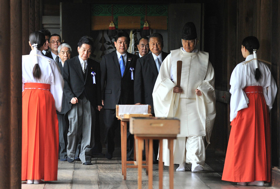 参拜靖国神社的明星图片