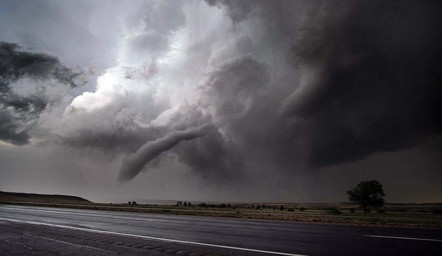 美职业龙卷风"猎人"带游客领略风暴威力 _频道_凤凰网