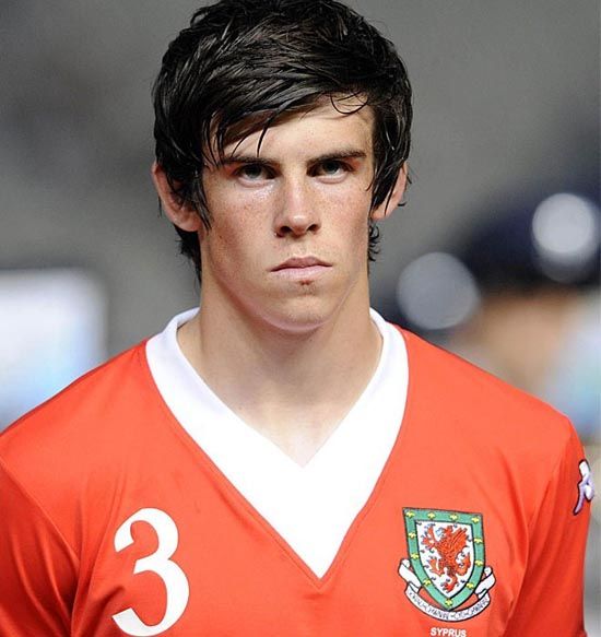 的比赛中16岁315天的贝尔替补登场,成为有史以来最年轻的威尔士国脚