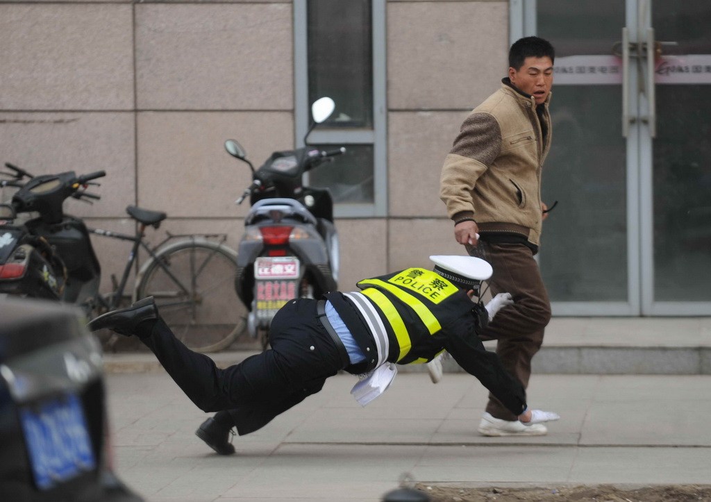 沈阳一交警"飞扑"无牌车主