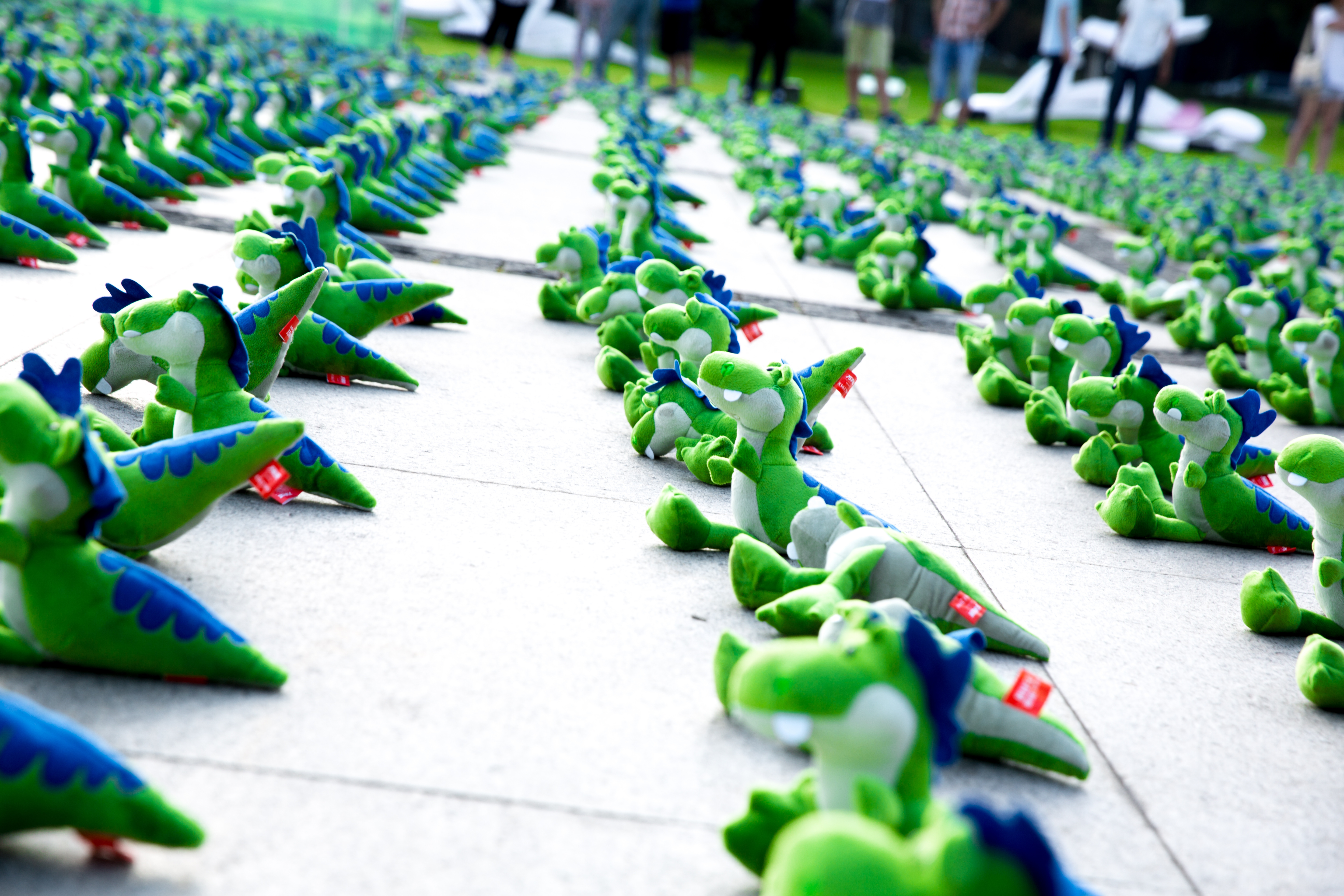 一大波恐龙快闪来袭新区公园化身侏罗纪