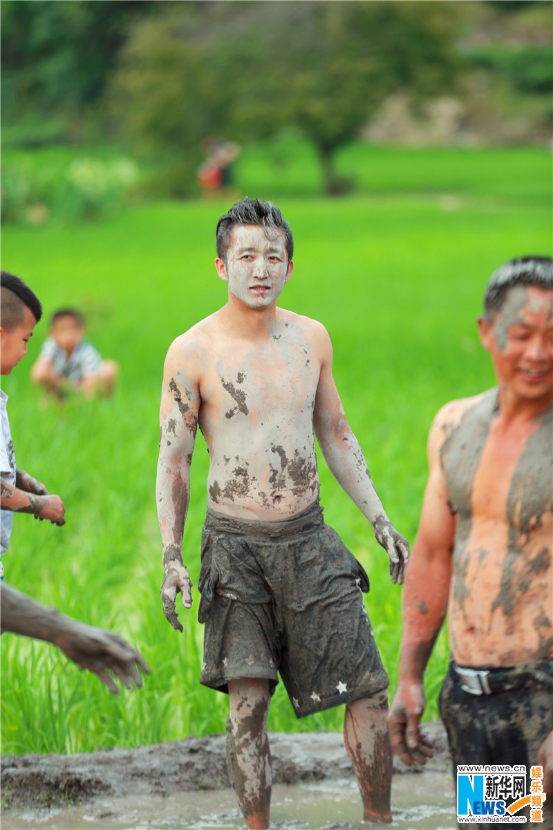 "爸爸3"众老爸变泥人 胡军秀胸肌诺一抓泥鳅