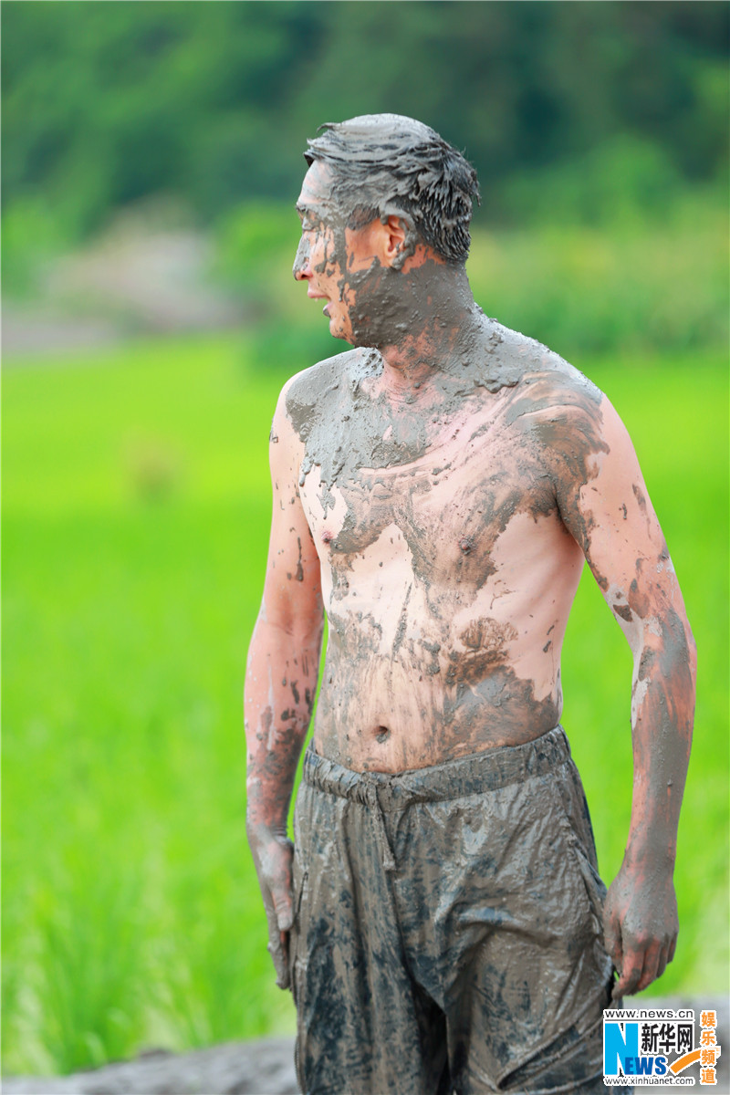 "爸爸3"众老爸变泥人 胡军秀胸肌诺一抓泥鳅