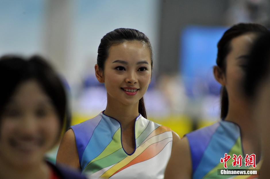 4/510月19日晚,青运会游泳比赛在福州海峡奥体中心游泳馆全面展开,赛