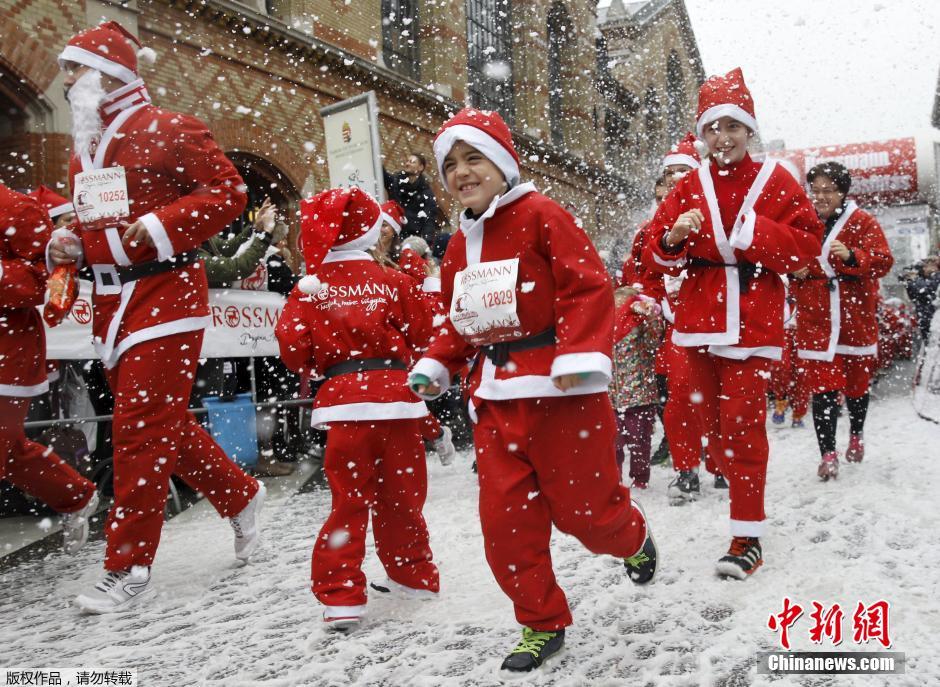德国近千名圣诞老人参加年度慈善跑