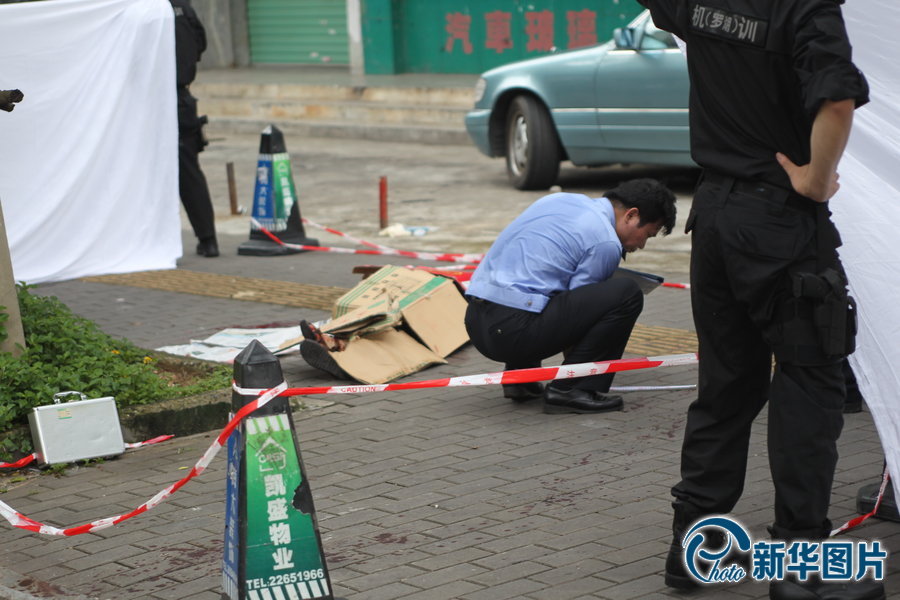 深圳一男子当街挥刀砍人 致6无辜路人死伤_频道_凤凰网