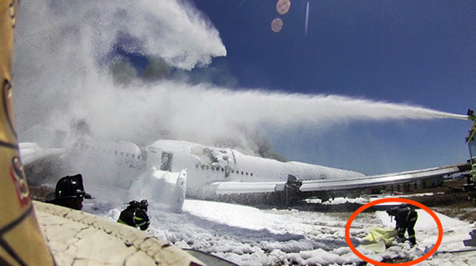 韩亚空难未公开照片曝光由头盔式摄像头拍摄