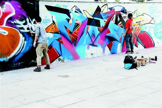 城市墙壁上的色彩舞者走近街头涂鸦人图