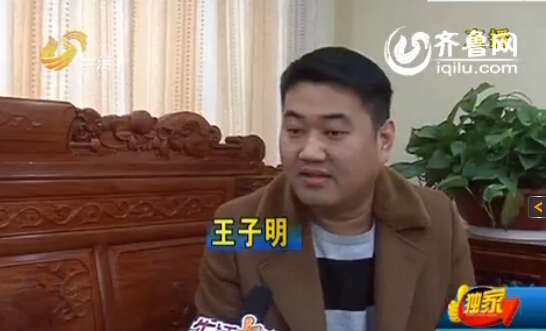 王子明接受记者采访.