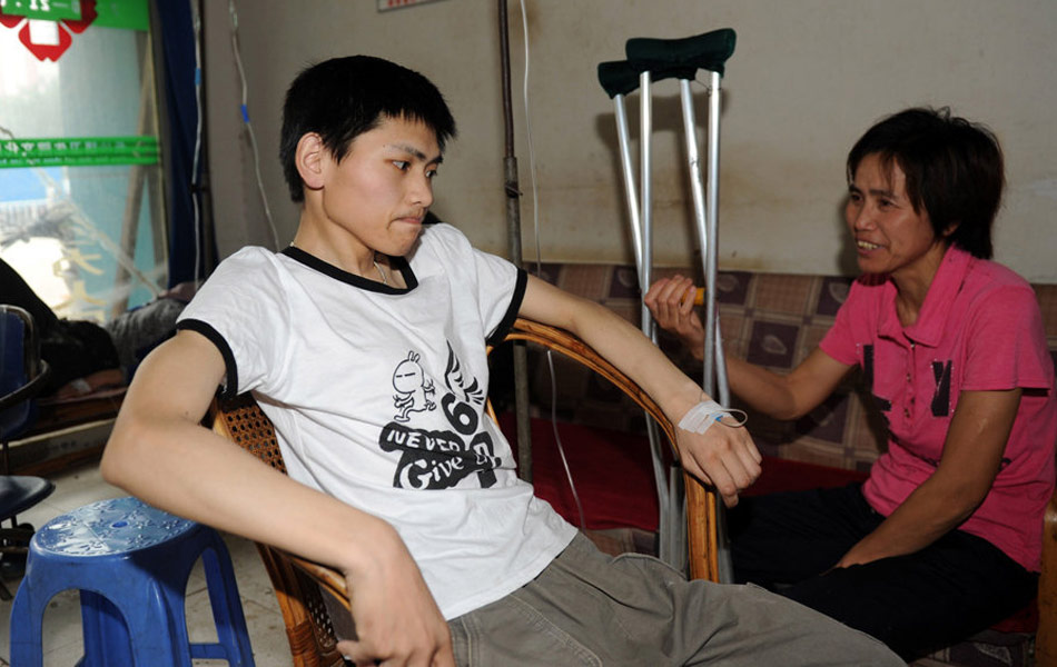 母亲背21岁残疾儿子进考场