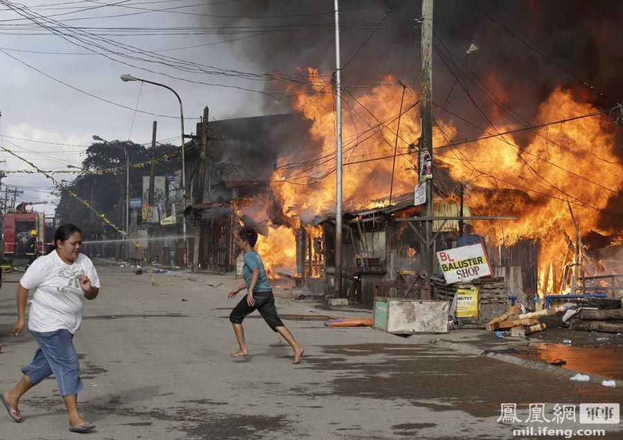 图文:穆斯林叛军攻击菲律宾城镇 与政府军巷战烧毁民居