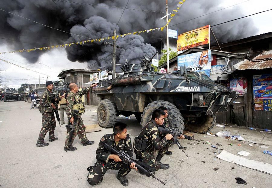 图文:穆斯林叛军攻击菲律宾城镇 与政府军巷战烧毁民居