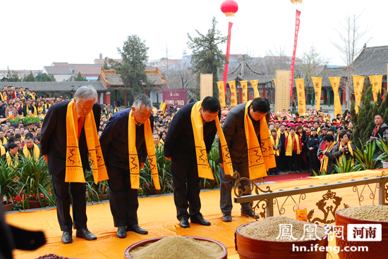 鹿邑举行老子诞辰2584周年拜祭大典 20万人拜老子
