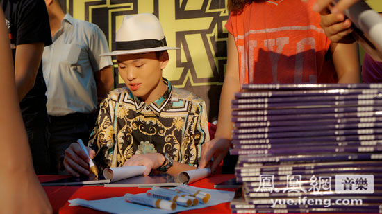 《张玮是谁》北京签售火爆 粉丝现场庆生张玮飙泪