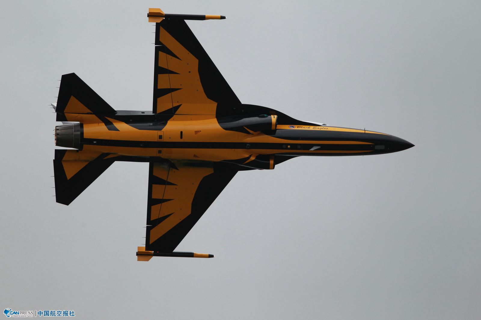 范堡罗航展:韩国t-50"金鹰"教练机单机飞行表演