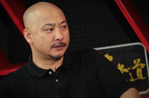 "为爱奔跑"公益活动 范冰冰穿花朵潮装现身  王全安:中国著名导演