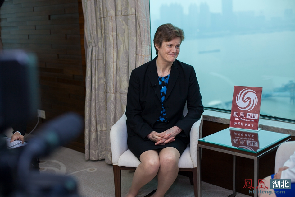 高清凤凰湖北专访英国驻华大使吴百纳