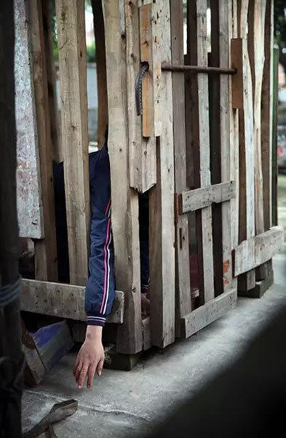 广东男子自制木笼囚妻:“这是为了生存”_频道_凤凰网