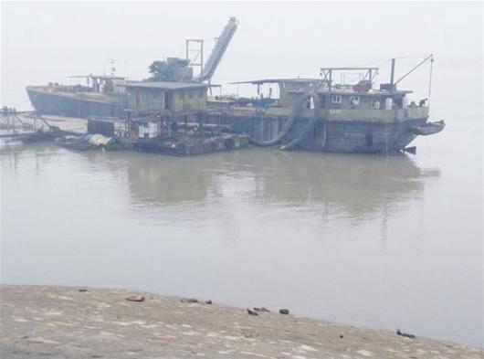 "嘉鱼县簰洲湾位于武汉上游,蜿蜒的河道减缓了水流,使得下游的长江