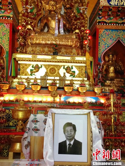 7月30日,青海果洛查朗寺的300余位僧人为朱乃正先生举行超度法会.
