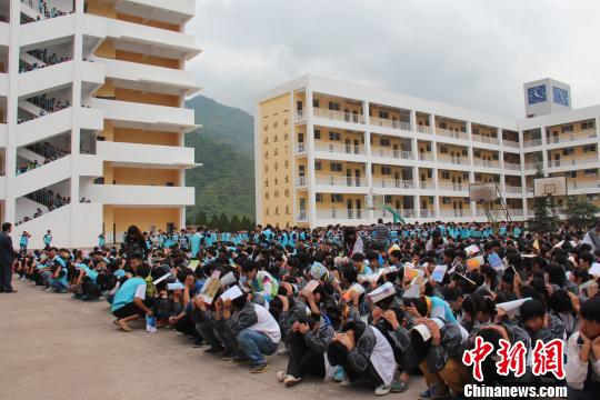 云南彝良开展避震逃生演练纪念彝良地震一周年