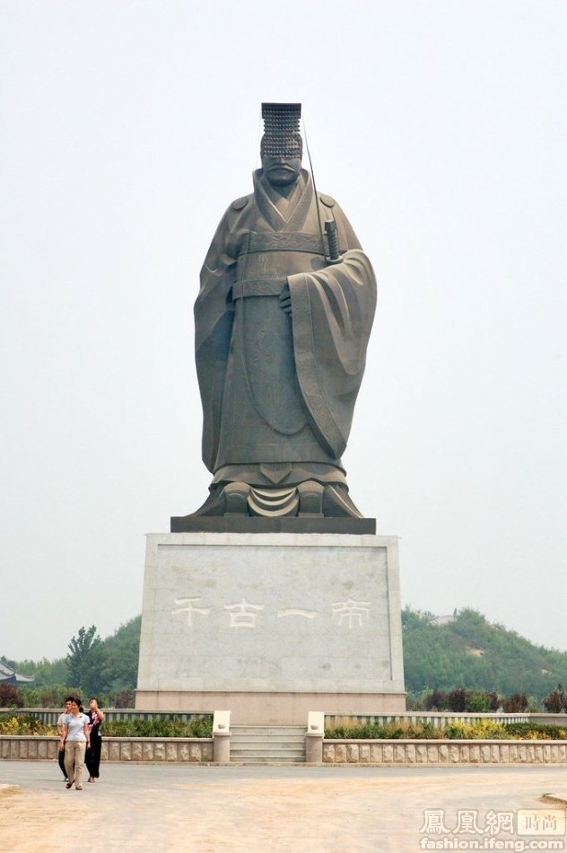 山东秦皇台景区免费开放秦始皇像被盗走