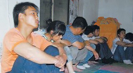 实拍传销窝点真实生活数十男女混睡