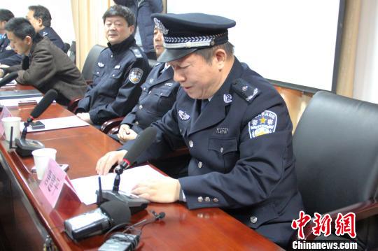 西安市公安局雁塔分局局长唐建平通报案情. 记者张一辰 摄