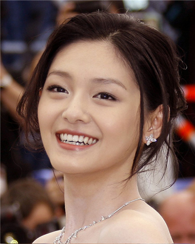 优雅盘发高高的盘发,有几条故意留下的发丝,修饰了脸型的同时又减龄.