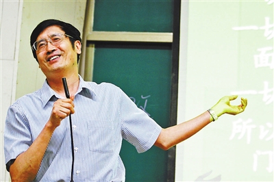 范忠信打赌2013年县乡公务员财产公示 赌输后爬1公里