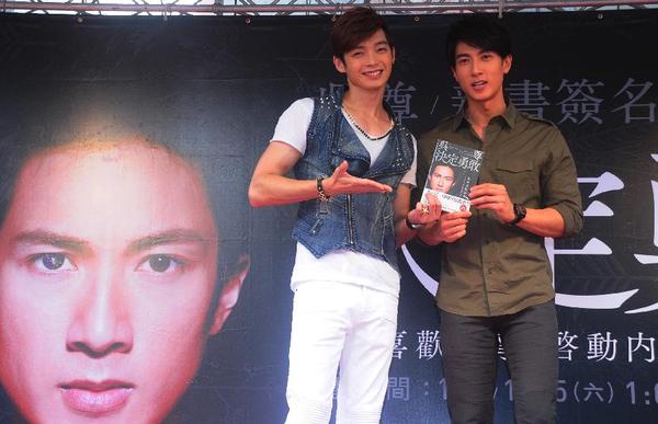吴尊(右)和好友辰亦儒出席新书签售会 资料图