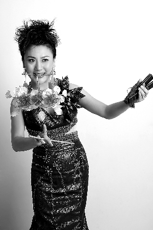 杨菲含灯引吭吐芳菲